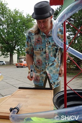 Sonderprüfung Erbsenschlagmaschine: Die durch ein Schlauch rollende Erbse musste auf dem Schlagbrett mit dem Hammer getroffen werden. Bild: Sonderprüfung Erbsenschlagmaschine: Die durch ein Schlauch rollende Erbse musste auf dem Schlagbrett mit dem Hammer getroffen werden.