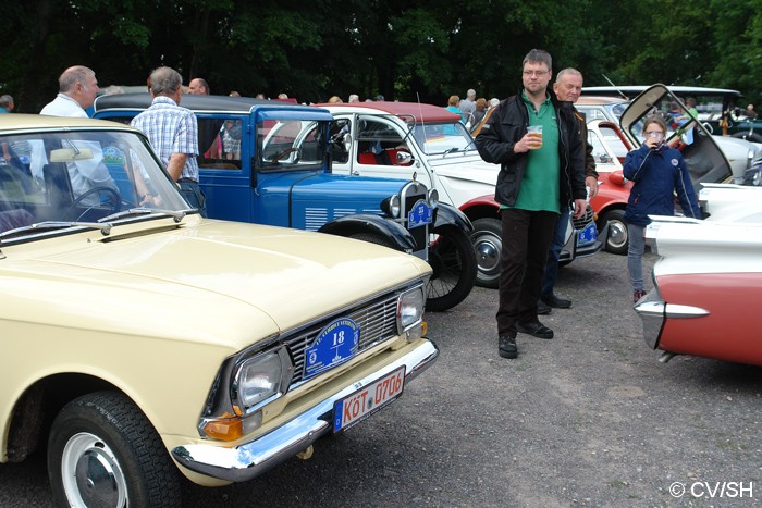 Bild: Eintreffen & Ausstellung der Oldtimer auf dem Zörbiger Schloßparkplatz.