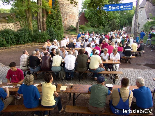 Bild: Gemütliches Beisammensein am Abend im Zörbiger Schloßhof bei Grillwurst und Bier.