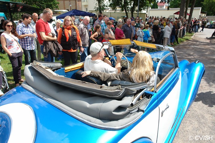 Bild: Start zur Ausfahrt vom Zörbiger Schloßparkplatz. Etappenziel war das  Fahrzeug und Technik Museum in Merseburg.