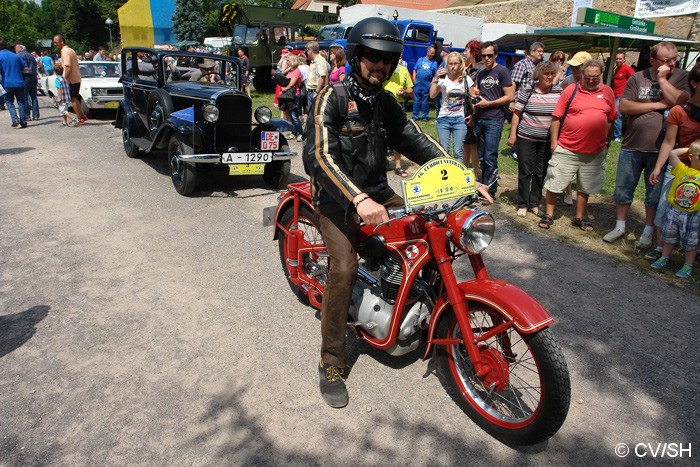 Bild: Start der Samstagsausfahrt am Zörbiger Schloss. Ausflusziel der 16. Curbici-Oldtimerrallye war Gröbzig.