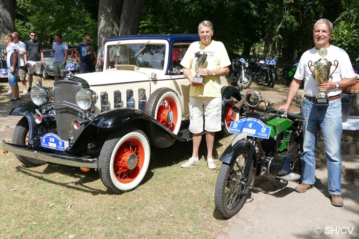 Bild: Siegerehrung im Gutspark in Mößlitz. Prämiert wurden die Gewinner der Fahrzeugklassen M1 bis M4 (Motorräder) und A1 bis A5 (Automobile). Desweiteren gab es Pokale für das Schönste Motorrad & Automobil sowie für das Schönste Kostüm und der Pechvogel.
Sie Siegerehrung nahm Fahrtleiter Ralf Zschoche, Ortsbürgermeister Jürgen Ebinger sowie Stadtbürgermeister Rolf Sonnenberger vor.