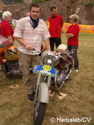 Bild: Eintreffen & Ausstellung der Oldtimer am Samstag-Vormittag auf dem Zörbiger Schloßgelände. Bis zum Start zur Ausfahrt nach Leipzig, konnten Oldtimerfans ihre Fahrzeuge zur Schau stellen.