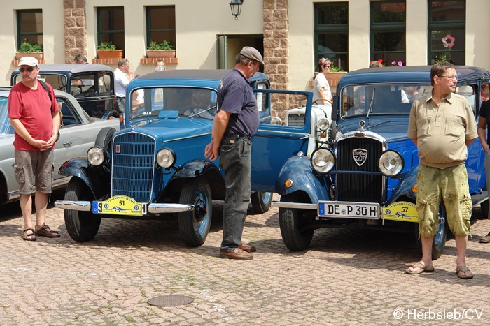 Nach der Ankunft auf dem Rittergut Mößlitz: Hier konnten sich die Teilnehmer mit einem Mittagsbrunch stärken. Oldtimerfans konnten die ausgestellten Fahrzeuge noch einmal von nahem bestaunen. Bild: Nach der Ankunft auf dem Rittergut Mößlitz: Hier konnten sich die Teilnehmer mit einem Mittagsbrunch stärken. Oldtimerfans konnten die ausgestellten Fahrzeuge noch einmal von nahem bestaunen.
