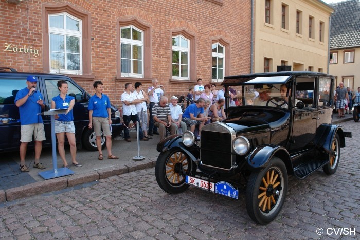Bild: Start der Tagesausfahrt mit Zielpunkt Mößlitz. Die Fahrt begann am Zörbiger Rathaus mit einer Fahrzeugvorstellung.