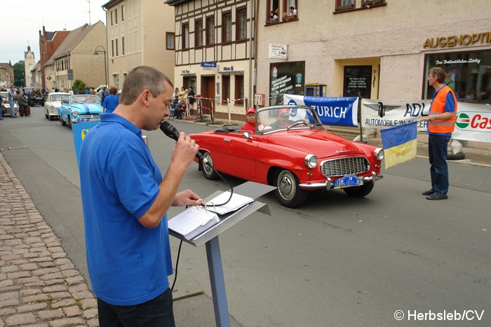 Bild: Am Marktplatz in Zörbig begann für über 130 Fahrzeuge die Sonntagsveranstaltung der Curbici Veterano. Etliche Prüfungsstationen mussten angefahren werden.