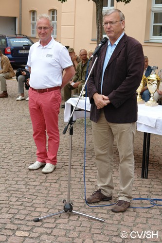 Ansprache zur Abschlussveranstaltung vor der Siegerehrung durch den Ortsbürgermeister Jürgen Ebinger (links) und Stadtbürgermeister Rolf Sonnenberger (rechts). Bild: Ansprache zur Abschlussveranstaltung vor der Siegerehrung durch den Ortsbürgermeister Jürgen Ebinger (links) und Stadtbürgermeister Rolf Sonnenberger (rechts).