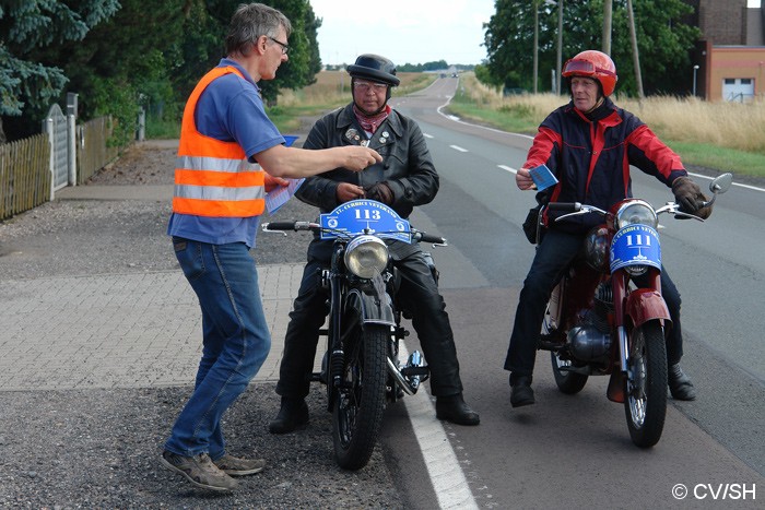 Bild: Aus Merseburg kommend, treffen die Fahrzeuge am Ziel in Zörbig ein. Unterwegs mussten noch einige Baumaffen gefunden werden. Mit der Kartenabgabe endete der erste Fahrtag. Am Abend trafen sich die Oldtimerfreunde zu Benzingesprächen auf dem Zörbiger Schloss.