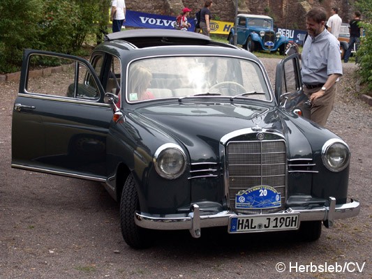 Bild: Traditionell finden sich die Teilnehmer auf dem Zörbiger Schloßparkplatz ein. Besucher können bis zum Start zur Ausfahrt die Fahrzeuge in Augenschein nehmen.