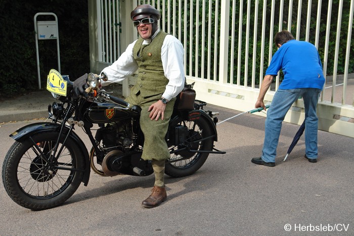 Bild: Am Ortsrand von Gnetzsch (Landkreis Anhalt-Bitterfeld) fand an der Werkseinfahrt zum Marmoritwerk eine Sonderprüfung statt. Geprüft wurde der vorgegebene Abstand von 1,50m zwischen Fahrzeug und Tor.