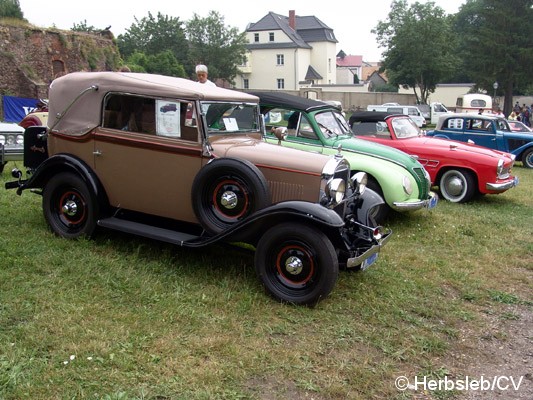 Bild: Traditionell finden sich die Teilnehmer auf dem Zörbiger Schloßparkplatz ein. Besucher können bis zum Start zur Ausfahrt die Fahrzeuge in Augenschein nehmen.