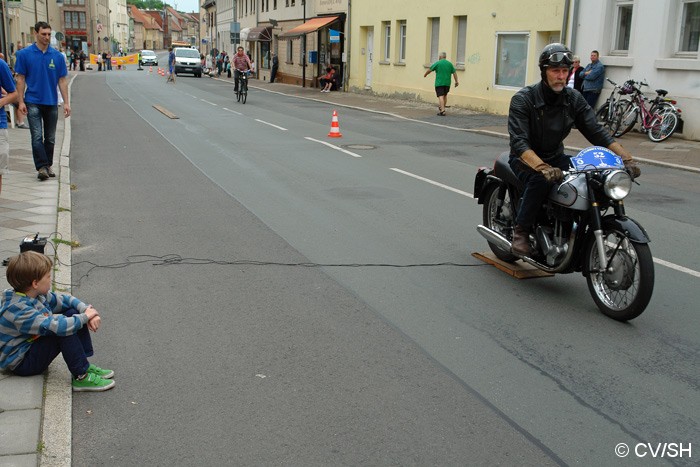 Bild: Gleich zwei Sonderprüfungen hintereinander gab es nach dem Start in der Langen Straße in Zörbig zu absolvieren. Das Spurbrett und das Hupoenbrett musste exakt getroffen und mit der richtigen Fahrerseite angesteuert werden.