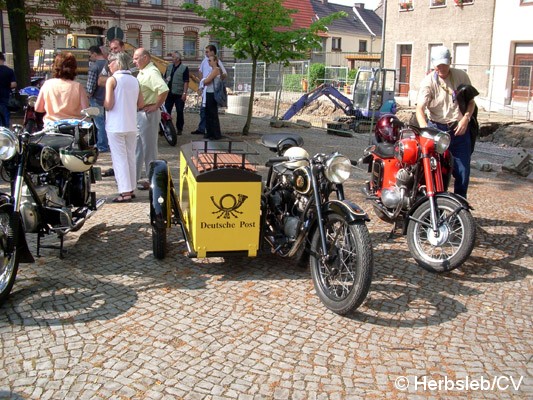 Bild: Am Sonntag-Vormittag trafen sich die Oldtimerfreunde zur gemeinsamen Ausfahrt durch Ortsteile der Stadt Zörbig.
Der Start erfolgte am Zörbiger Marktplatz.