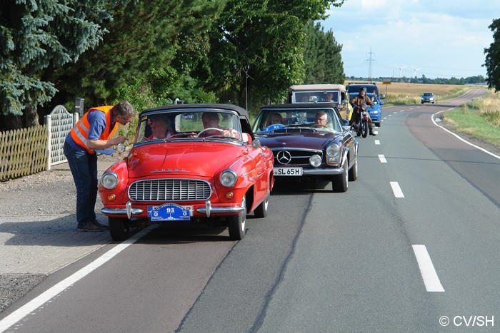 Bild: Aus Merseburg kommend, treffen die Fahrzeuge am Ziel in Zörbig ein. Unterwegs mussten noch einige Baumaffen gefunden werden. Mit der Kartenabgabe endete der erste Fahrtag. Am Abend trafen sich die Oldtimerfreunde zu Benzingesprächen auf dem Zörbiger Schloss.