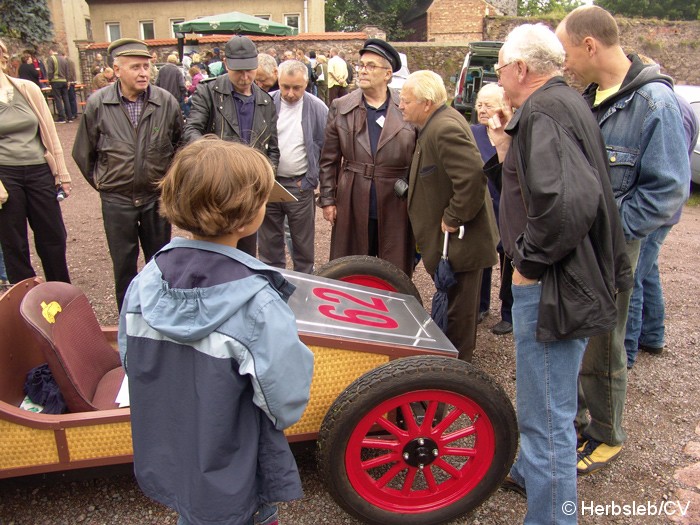 Bild: Fahrzeugausstellung am Samstag-Vormittag auf dem Schloßgelände in Zörbig.