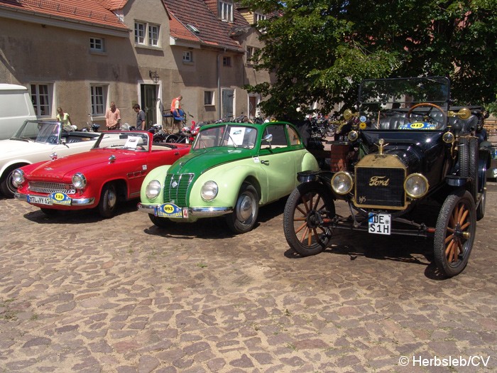 Bild: Einfinden der Fahrzeuge im Zielpunkt Gut Mößlitz mit anschließender Fahrzeugausstellung und Mittagsbrunch für die Curbici-Gäste.