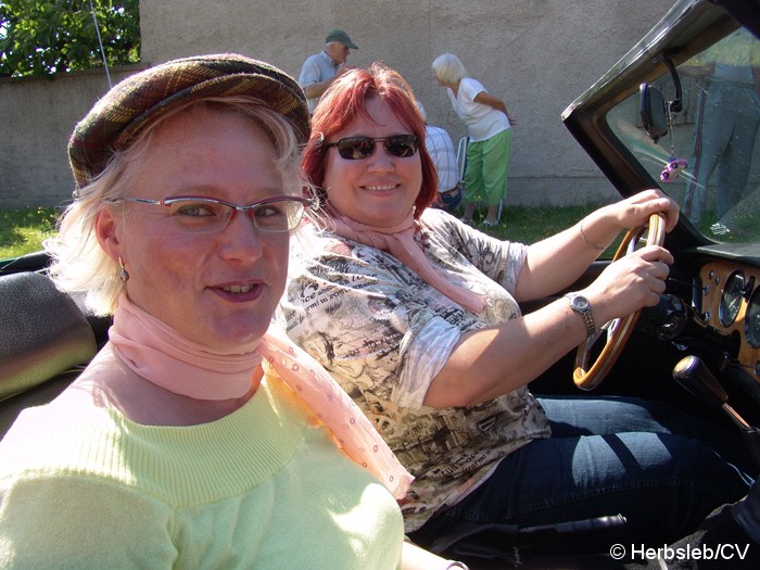 Bild: Sonderprüfung in der Ortschaft Salzfurtkapelle. Diese wurde am Sonntag-Vormittag von den Oldtimerfreunden angefahren. Das Hupenbrett musste mit der entsprechenden Fahrerseite zielgenau überfahren und die Hupeinrichtung ausgelöst werden.