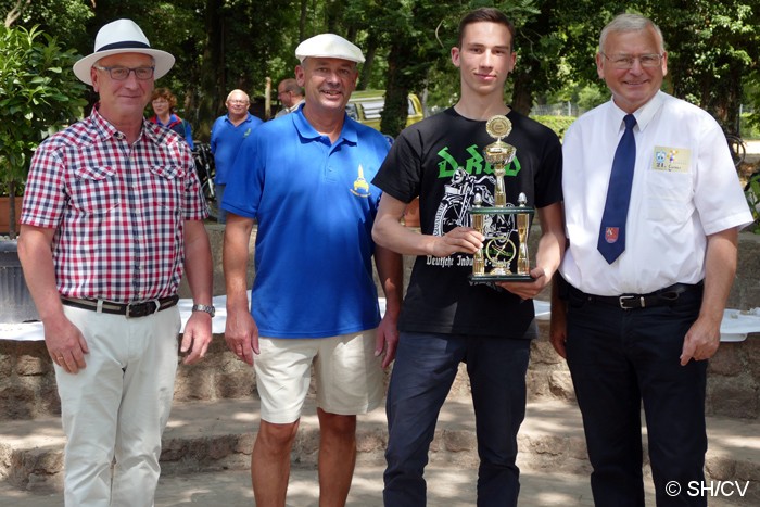 Bild: Siegerehrung im Gutspark in Mößlitz. Prämiert wurden die Gewinner der Fahrzeugklassen M1 bis M4 (Motorräder) und A1 bis A5 (Automobile). Desweiteren gab es Pokale für das Schönste Motorrad & Automobil sowie für das Schönste Kostüm und der Pechvogel.
Sie Siegerehrung nahm Fahrtleiter Ralf Zschoche, Ortsbürgermeister Jürgen Ebinger sowie Stadtbürgermeister Rolf Sonnenberger vor.