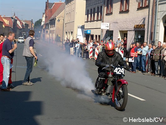 Bild: Am Sonntag-Vormittag wurde die Zörbiger Innenstadt für den öffentlichen Straßenverkehr gesperrt. Hunderte Zuschauer an den Straßenzügen Zörbigs konnten historische Rennfahrzeuge mit ihren Fahrern bewundern.