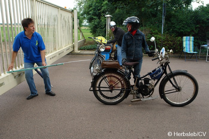 Bild: Am Ortsrand von Gnetzsch (Landkreis Anhalt-Bitterfeld) fand an der Werkseinfahrt zum Marmoritwerk eine Sonderprüfung statt. Geprüft wurde der vorgegebene Abstand von 1,50m zwischen Fahrzeug und Tor.