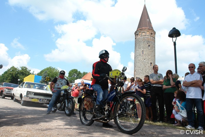 Bild: Start der Samstagsausfahrt am Zörbiger Schloss. Ausflusziel der 16. Curbici-Oldtimerrallye war Gröbzig.