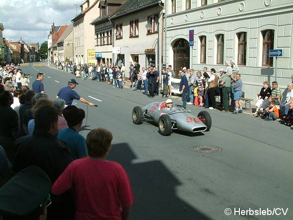 Bild: Am Sonntag-Vormittag hieß es in der Zörbiger Innenstadt: Start frei für Rennautos und Motorräder auf dem Stadtparkring.