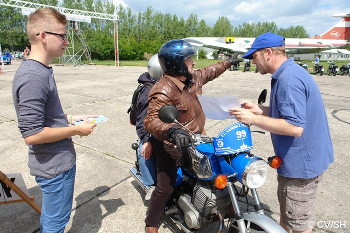 Bild: Wie lang ist das Flugzeug? Diese Schätzaufgabe bekamen die Teilnehmer mit der Ankunft in Merseburg vom Curbici Team gestellt. 
Die Lösung war 53 Meter. Die Antworten schwankten zwischen 12 und 350 Meter.