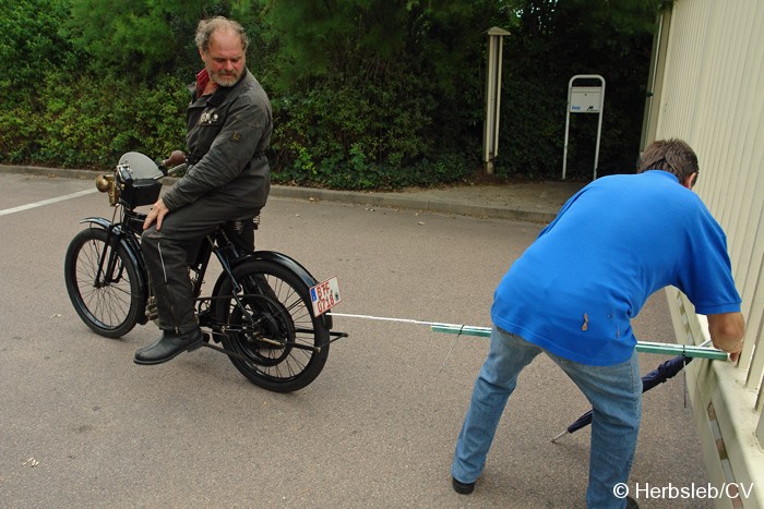 Am Ortsrand von Gnetzsch (Landkreis Anhalt-Bitterfeld) fand an der Werkseinfahrt zum Marmoritwerk eine Sonderprüfung statt. Geprüft wurde der vorgegebene Abstand von 1,50m zwischen Fahrzeug und Tor. Bild: Am Ortsrand von Gnetzsch (Landkreis Anhalt-Bitterfeld) fand an der Werkseinfahrt zum Marmoritwerk eine Sonderprüfung statt. Geprüft wurde der vorgegebene Abstand von 1,50m zwischen Fahrzeug und Tor.