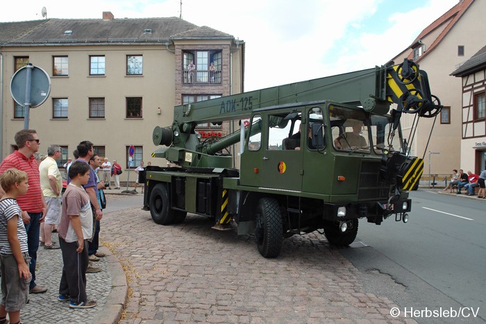 Am Startpunkt am Zörbiger Marktplatz wurde das jeweilige Fahrzeuge mit dem Besitzer kurz vorgestellt. Der Start war zugleich Kontrollstelle für die Teilnehmer. Bild: Am Startpunkt am Zörbiger Marktplatz wurde das jeweilige Fahrzeuge mit dem Besitzer kurz vorgestellt. Der Start war zugleich Kontrollstelle für die Teilnehmer.