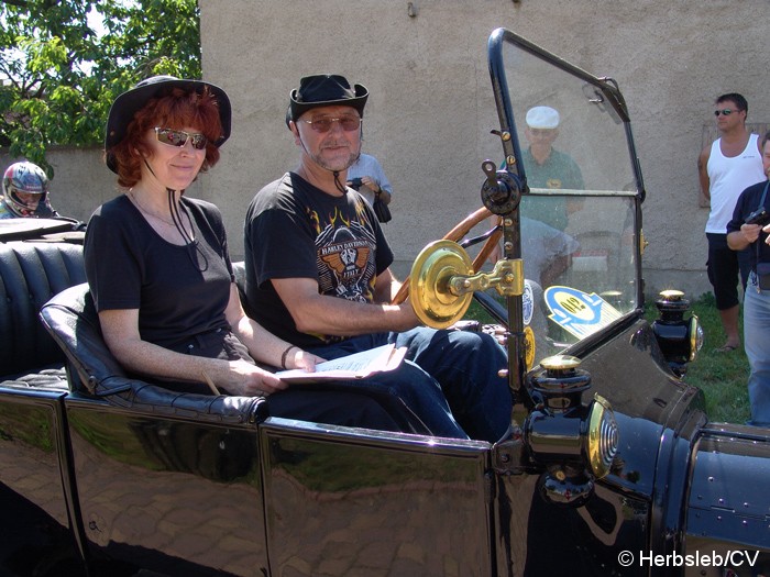 Bild: Sonderprüfung in der Ortschaft Salzfurtkapelle. Diese wurde am Sonntag-Vormittag von den Oldtimerfreunden angefahren. Das Hupenbrett musste mit der entsprechenden Fahrerseite zielgenau überfahren und die Hupeinrichtung ausgelöst werden.