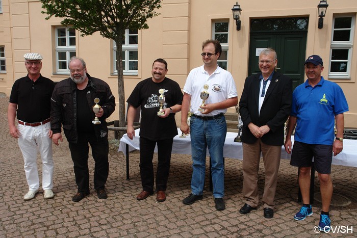 Sieger Fahrzeugklasse M4
1. Platz: Alexander Geserick aus Markleeberg auf MZ TS 250/1, Baujahr 1976, Strafpunkte: 38
2. Platz: Christian Zimmer aus Wuppertal auf MZ ES150, Baujahr 1967, Strafpunkte: 54
3. Platz: Nogi Gerberding aus Neu Wulmsdorf auf AJS 18s, Baujahr 1964, Strafpunkte: 57
Bild: Sieger Fahrzeugklasse M4
1. Platz: Alexander Geserick aus Markleeberg auf MZ TS 250/1, Baujahr 1976, Strafpunkte: 38
2. Platz: Christian Zimmer aus Wuppertal auf MZ ES150, Baujahr 1967, Strafpunkte: 54
3. Platz: Nogi Gerberding aus Neu Wulmsdorf auf AJS 18s, Baujahr 1964, Strafpunkte: 57