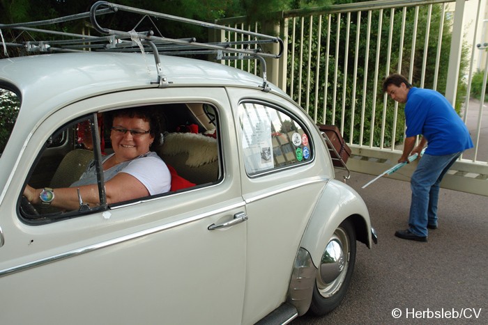 Bild: Am Ortsrand von Gnetzsch (Landkreis Anhalt-Bitterfeld) fand an der Werkseinfahrt zum Marmoritwerk eine Sonderprüfung statt. Geprüft wurde der vorgegebene Abstand von 1,50m zwischen Fahrzeug und Tor.