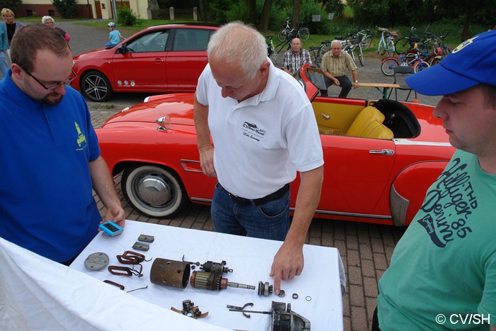Sonderprüfung in Großzöberitz. Die Frage war: Welches Bauteil gehört nicht zum Anlasser. Innerhalb 15 Sekunden musste das falsche Bauteil auf dem Tisch gefunden werden. Bild: Sonderprüfung in Großzöberitz. Die Frage war: Welches Bauteil gehört nicht zum Anlasser. Innerhalb 15 Sekunden musste das falsche Bauteil auf dem Tisch gefunden werden.