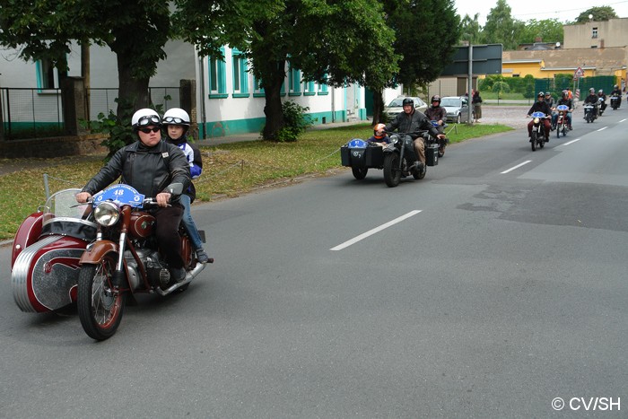 Bild: Vor dem Start zur Sonntags-Ausfahrt fuhren alle Fahrzeuge in einem Corso durch die Zörbiger Innenstadt.