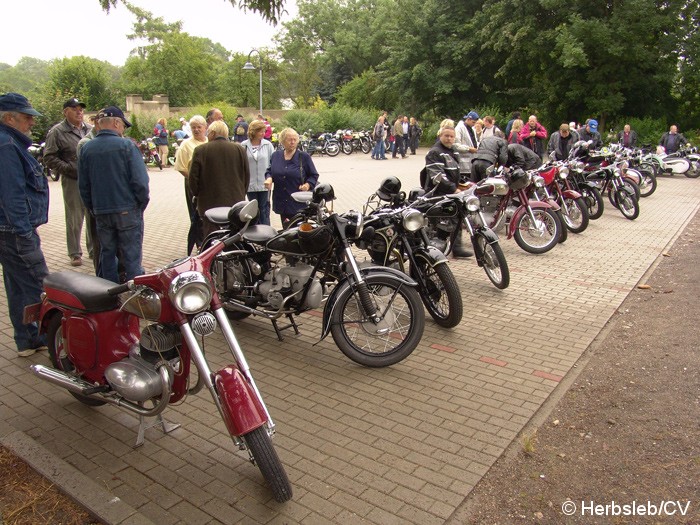 Bild: Fahrzeugausstellung am Samstag-Vormittag auf dem Schloßgelände in Zörbig.