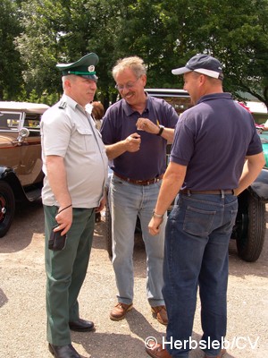 Bild: Eintreffen & Ausstellung der Oldtimer am Samstag-Vormittag auf dem Zörbiger Schloßgelände. Bis zum Start zur Ausfahrt nach Leipzig, konnten Oldtimerfans ihre Fahrzeuge zur Schau stellen.