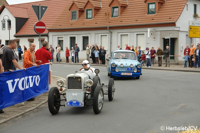 Rallyefahrten mit historischen Pkws und Motorrädern am Sonntag. Die Fahrten führten durch den abgesperrten Altstadtring Zörbigs. Bild: Rallyefahrten mit historischen Pkws und Motorrädern am Sonntag. Die Fahrten führten durch den abgesperrten Altstadtring Zörbigs.