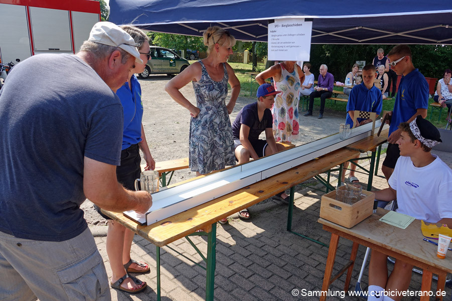 Bild: Bierglasschieben als Sonderprüfung in Großzöberitz. Zentimetergenau musste möglichst das 