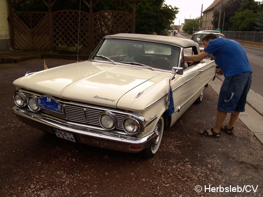 Bild: Auf der Rückfahrt aus Halle: Die Durchfahrtskontrolle in der Ortschaft Kösseln mussten die Oldtimerfreunde anfahren und die Teilnehmerkarte zur Abstempelung vorzeigen.