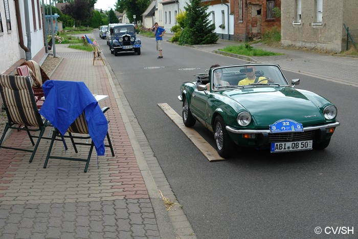 Bild: Genaues Fahren war in Göttnitz angesagt: Nach Einweisung der Teilnehmer in die Sonderprüfung, mussten die Fahrer ein Spurbrett befahren. Bei ungenauen fahren oder bei Verfehlen des Spurbrettes wurden Strafpunkte vergeben.