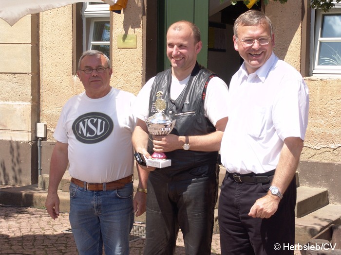 Bild: Siegerehrung auf Gut Mößlitz nach Fahrzeugklassen. Außerdem wurde das schönste Motorrad und Auto prämiert.
Auch der Pechvogel des Tages erhielt ein Schrauber-Pokal.