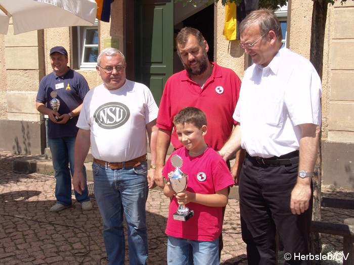 Bild: Siegerehrung auf Gut Mößlitz nach Fahrzeugklassen. Außerdem wurde das schönste Motorrad und Auto prämiert.
Auch der Pechvogel des Tages erhielt ein Schrauber-Pokal.