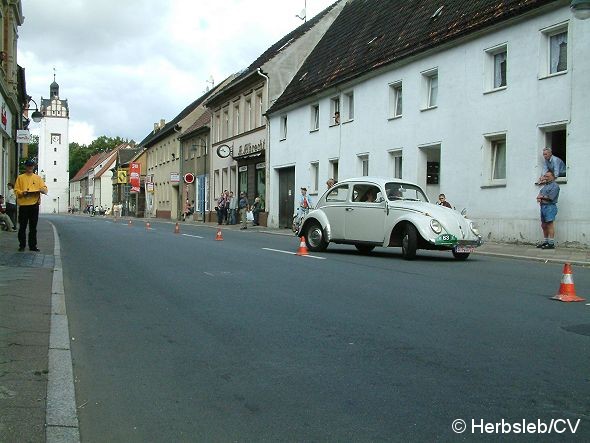 Nach einer Fahrzeugvorstellung vor dem Rathaus in Zörbig durch Hans-Peter Lohmann, mussten die Oldtimerfreunde einige Sonderprüfungen im Bereich des Stadtringes ablegen. Bild: Nach einer Fahrzeugvorstellung vor dem Rathaus in Zörbig durch Hans-Peter Lohmann, mussten die Oldtimerfreunde einige Sonderprüfungen im Bereich des Stadtringes ablegen.
