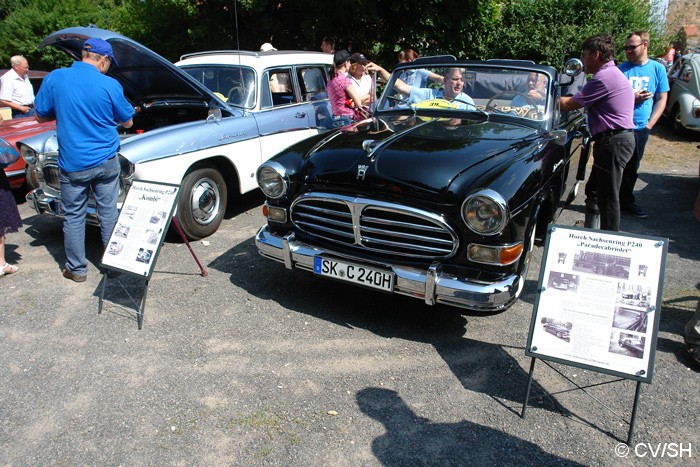 Bild: Eintreffen & Ausstellung der Oldtimer auf dem Zörbiger Schloßparkplatz.