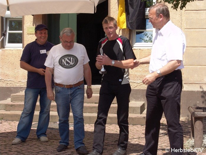 Bild: Siegerehrung auf Gut Mößlitz nach Fahrzeugklassen. Außerdem wurde das schönste Motorrad und Auto prämiert.
Auch der Pechvogel des Tages erhielt ein Schrauber-Pokal.