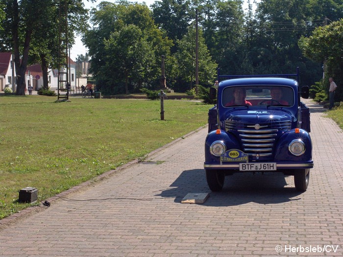 Bild: Sonderprüfung in der Ortschaft Salzfurtkapelle. Diese wurde am Sonntag-Vormittag von den Oldtimerfreunden angefahren. Das Hupenbrett musste mit der entsprechenden Fahrerseite zielgenau überfahren und die Hupeinrichtung ausgelöst werden.