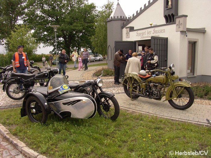 Bild: Eintreffen der Fahrzeuge am Wendepunkt Reppichau. Hier wurde das Eike-von-Repgow Museum besucht. Außerdem erhielten die Teilnehmer Kaffee & Kuchen.