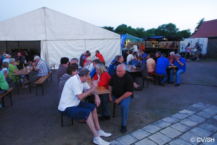 Bild: Abendveranstaltung auf dem Schloßhof in Zörbig.