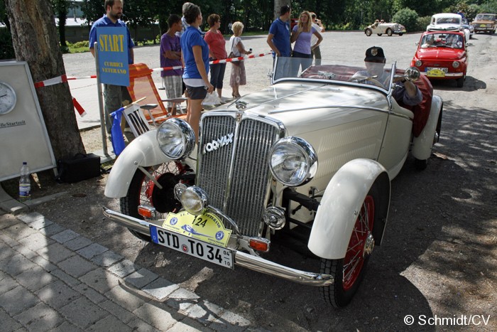 Nach dem Mittagessen und einer Fahrerbesprechung starteten die Fahrzeug zum Etappenziel nach Dessau (Technikmuseum Hugo-Junkers). Bild: Nach dem Mittagessen und einer Fahrerbesprechung starteten die Fahrzeug zum Etappenziel nach Dessau (Technikmuseum Hugo-Junkers).