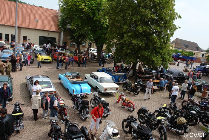 Bild: Nach der Ausfahrt durch das Zörbiger Umland und absolvierten Sonderprüfungen, erreichten die Oldtimerfrende das Rittergut in Mößlitz. Für das leibliche Wohl sorgten die Mitglieder des Fördervereins Gut Mößlitz.